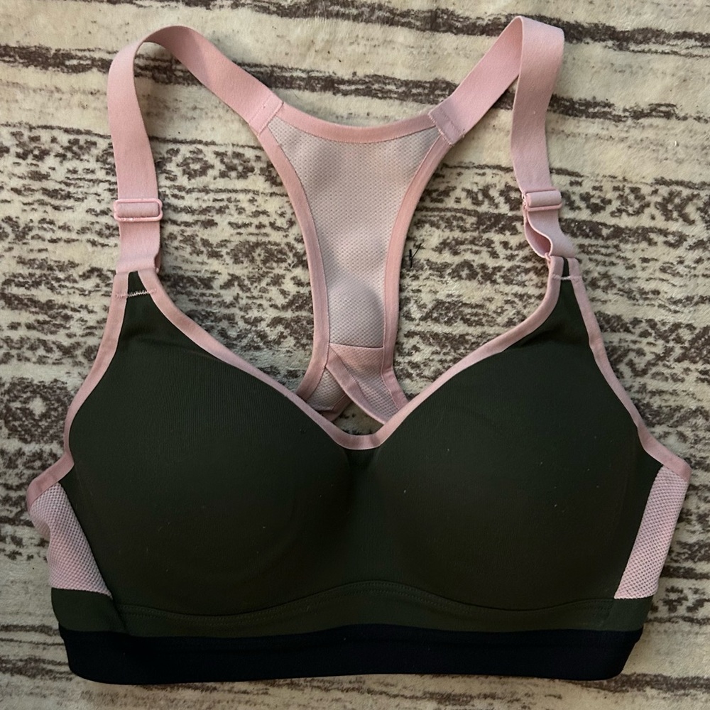 Victoria’s Secret sports bra size 32C, great condition!